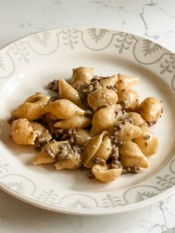 Cheesy shells with hamburger. Cheeseburger Pasta